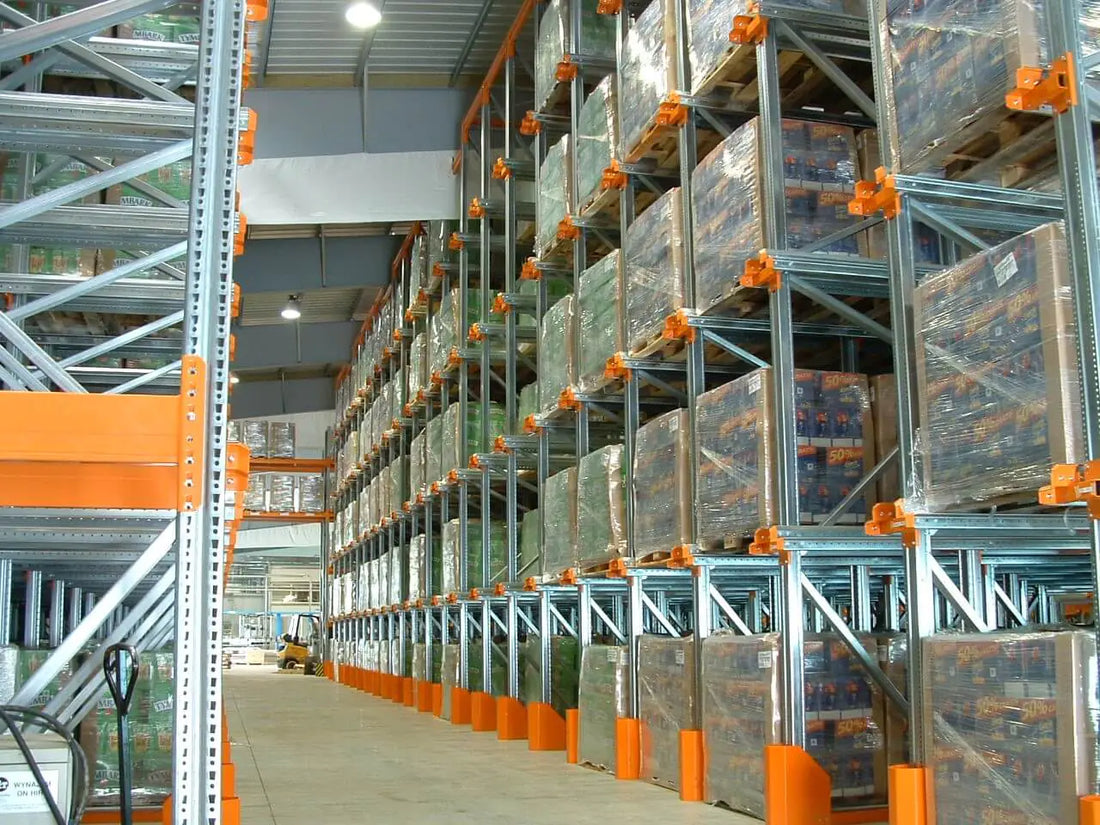 Regały paletowe w magazynach spożywczych – specyfika przechowywania żywności