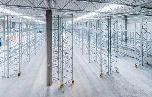 Regały paletowe wysokiego składowania – projektowanie i montaż najwyższych systemów magazynowych