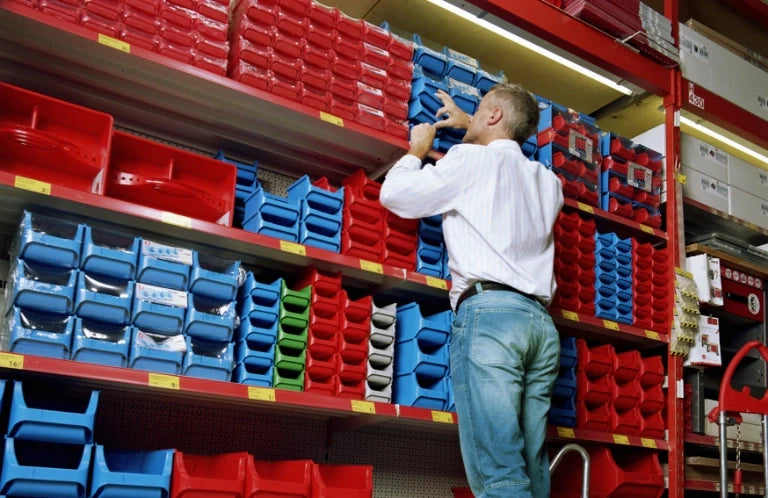 Regały półkowe dla produktów sypkich - pojemniki i kosze