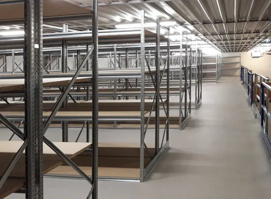 Regały półkowe z przesuwanymi sekcjami na szynach maksymalizujące przestrzeń magazynową w kompaktowym systemie archiwizacji