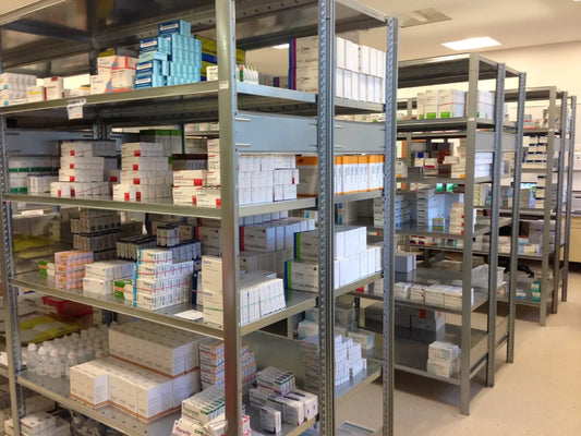 Regały półkowe w aptekach szpitalnych