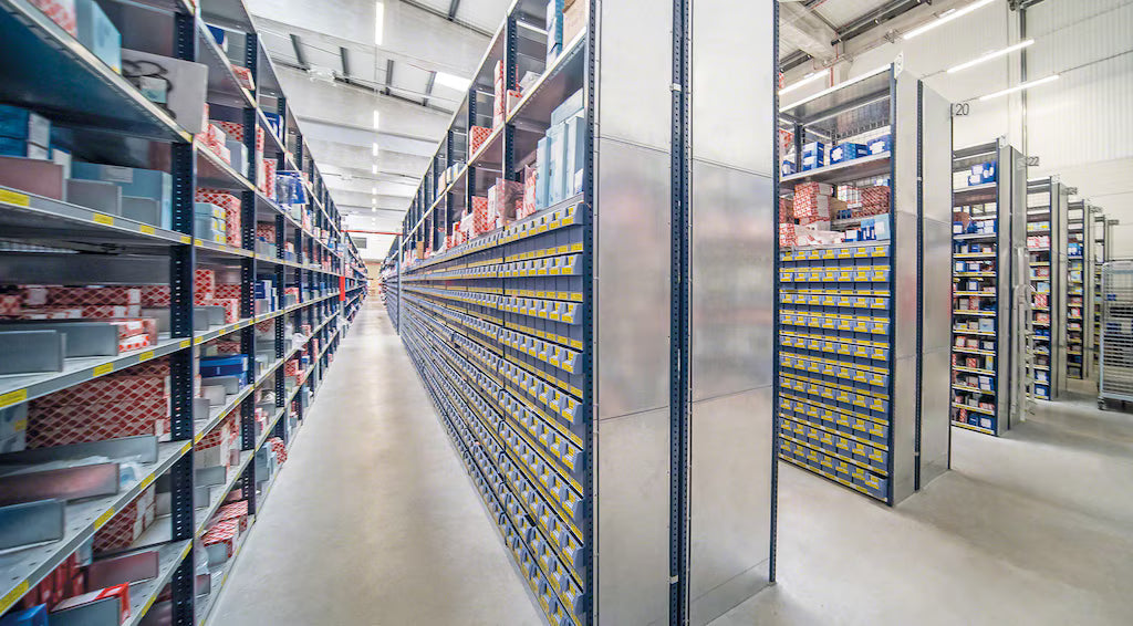 Regały półkowe w magazynach biżuterii - bezpieczeństwo