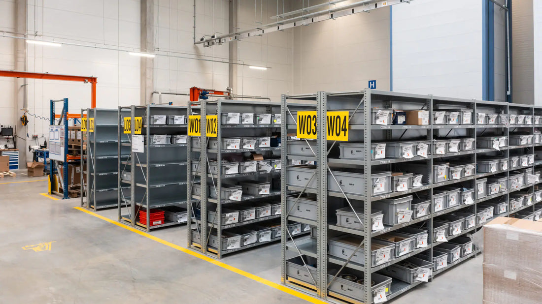 Regały półkowe w magazynach zabawek - organizacja SKU