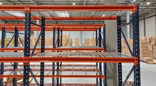 Regały półkowe z półkami siatkowymi – zastosowanie w logistyce i e-commerce