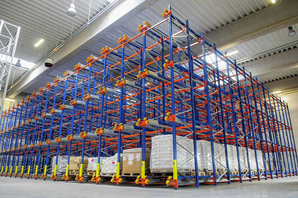 Rewolucja w magazynach: Pallet Shuttle – inteligentne rozwiązanie, które samodzielnie układa palety