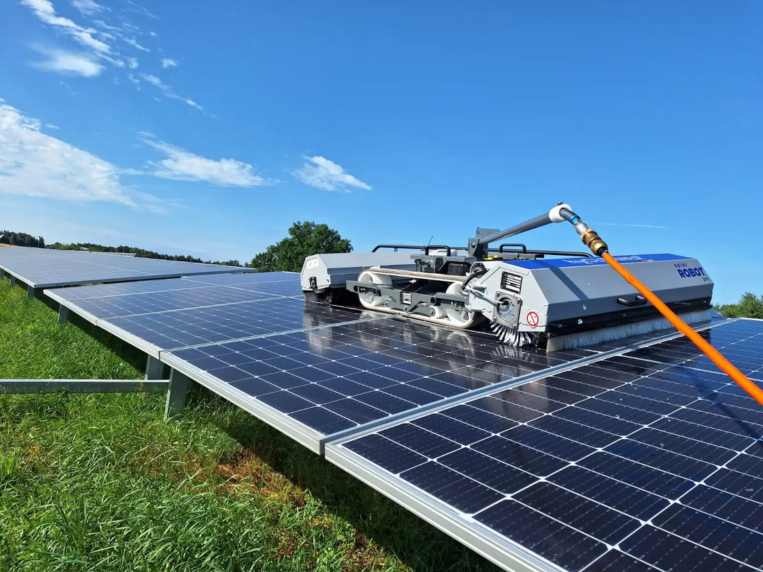 Struktury solarne z systemami czyszczenia automatycznego paneli