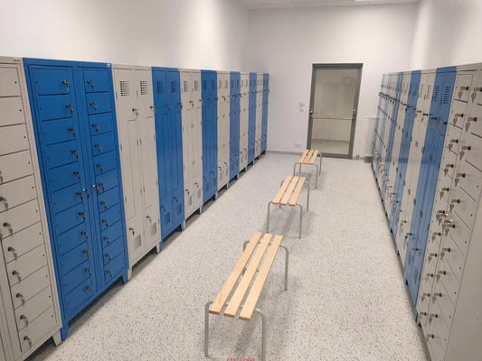 Szafki socjalne z dwoma oddzielnymi komorami do segregacji czystej i brudnej odzieży roboczej w zakładzie przemysłowym