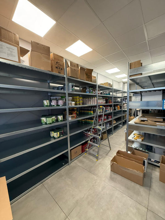 Regały półkowe do produktów zoologicznych – organizacja magazynu