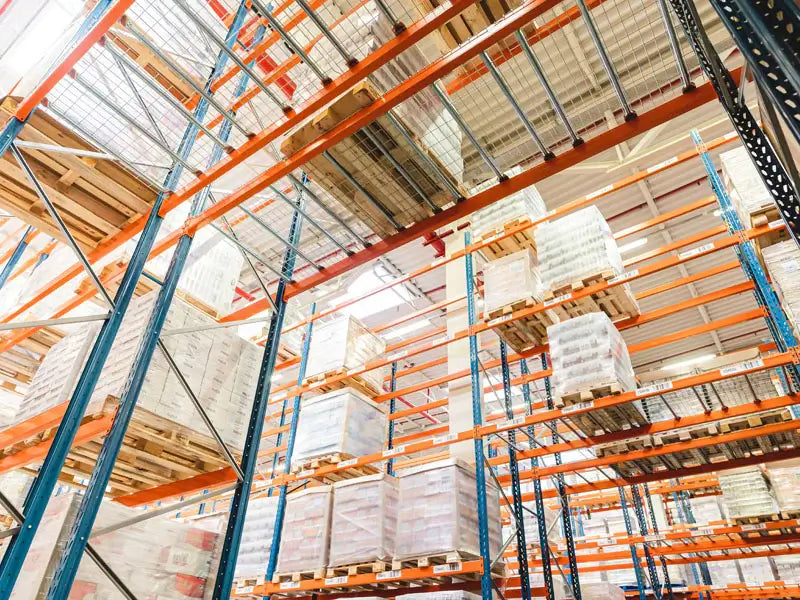 Prawidłowe składowanie towarów na regałach - wpływ na bezpieczeństwo konstrukcji magazynowej