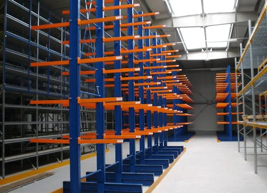 Regały wspornikowe w przemyśle do składowania długich elementów metalowych i drewnianych – przykłady praktycznych zastosowań