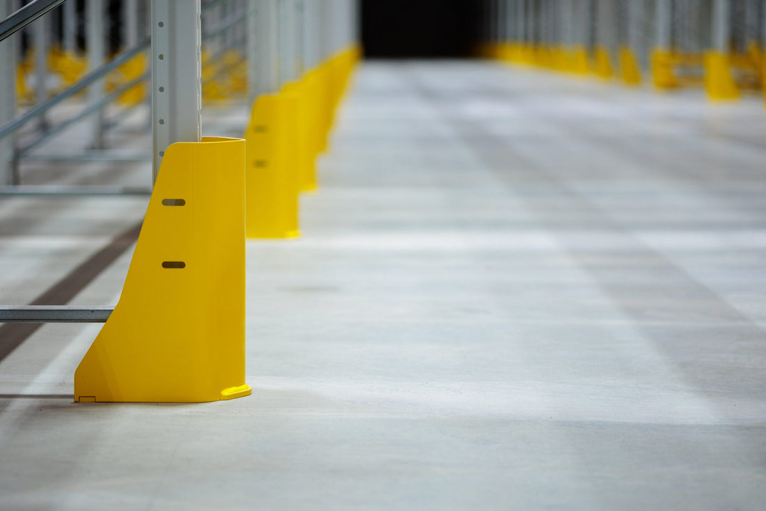 Zabezpieczenia konstrukcji regałowych w magazynie