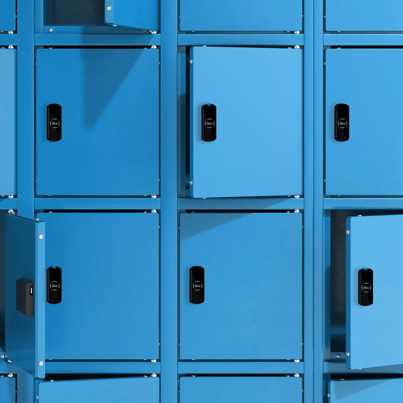 Niebieskie szafki socjalne z inteligentnymi zamkami zapewniające kontrolę dostępu i zwiększone bezpieczeństwo w miejscu pracy