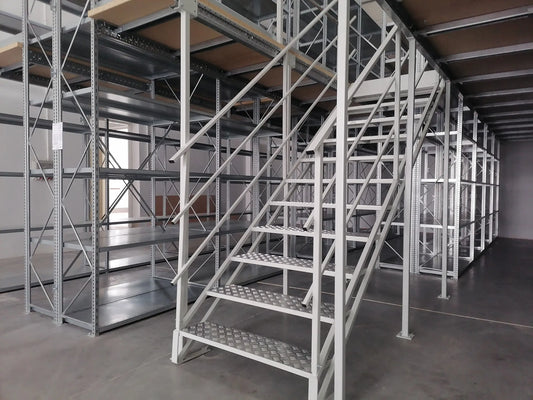 Antresola z lekkimi kratownicami stalowymi w magazynie pokazująca wytrzymałą konstrukcję nośną z ażurową strukturą