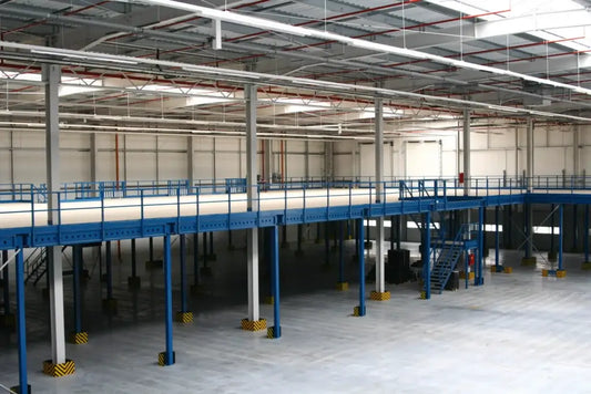 Antresola w magazynie zamrażalniczym z izolowaną konstrukcją stalową i produktami mrożonymi składowanymi w niskiej temperaturze