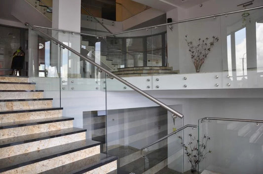 Antresola magazynowa z balustradami szklanymi łącząca estetykę z bezpieczeństwem użytkowania