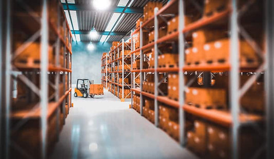 Antresole magazynowe a bezpieczeństwo ruchu wewnętrznego – oznakowanie, bariery i organizacja komunikacji