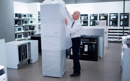 Regały wysokie z dużymi meblami i sprzętem AGD w magazynie e-commerce do produktów ponadgabarytowych na paletach