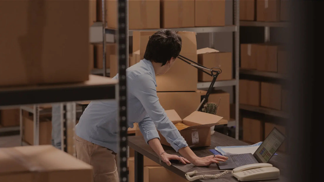 Porównanie dropshippingu i własnego magazynu na tle analizy kosztów i korzyści dla e-sklepów