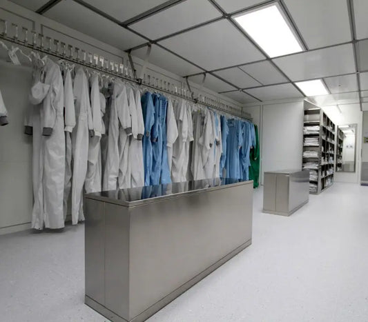 Szafki socjalne ze stali nierdzewnej w clean roomie z hermetycznymi zamknięciami i odzieżą sterylną spełniającą wymagania pomieszczeń czystych