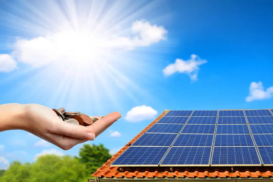 Panele słoneczne zamontowane na systemie balastowym z betonowymi obciążnikami na płaskim dachu budynku przemysłowego