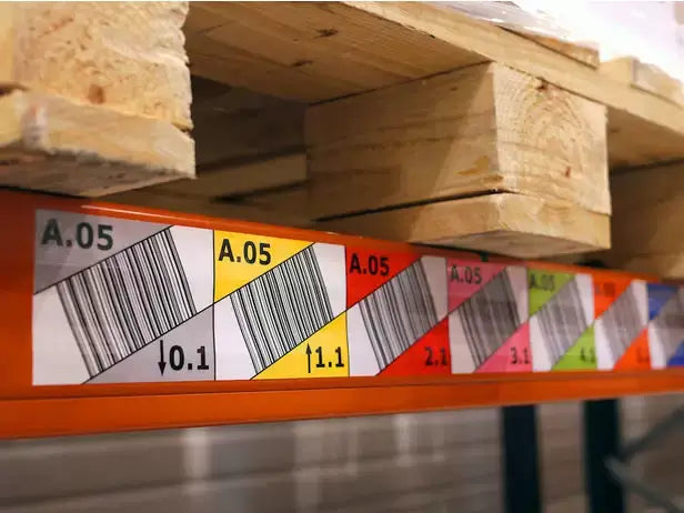 Regały półkowe z elektronicznymi etykietami i kodami kreskowymi do identyfikacji produktów w zorganizowanym magazynie