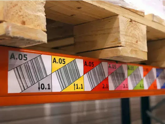 Regały półkowe z elektronicznymi etykietami i kodami kreskowymi do identyfikacji produktów w zorganizowanym magazynie