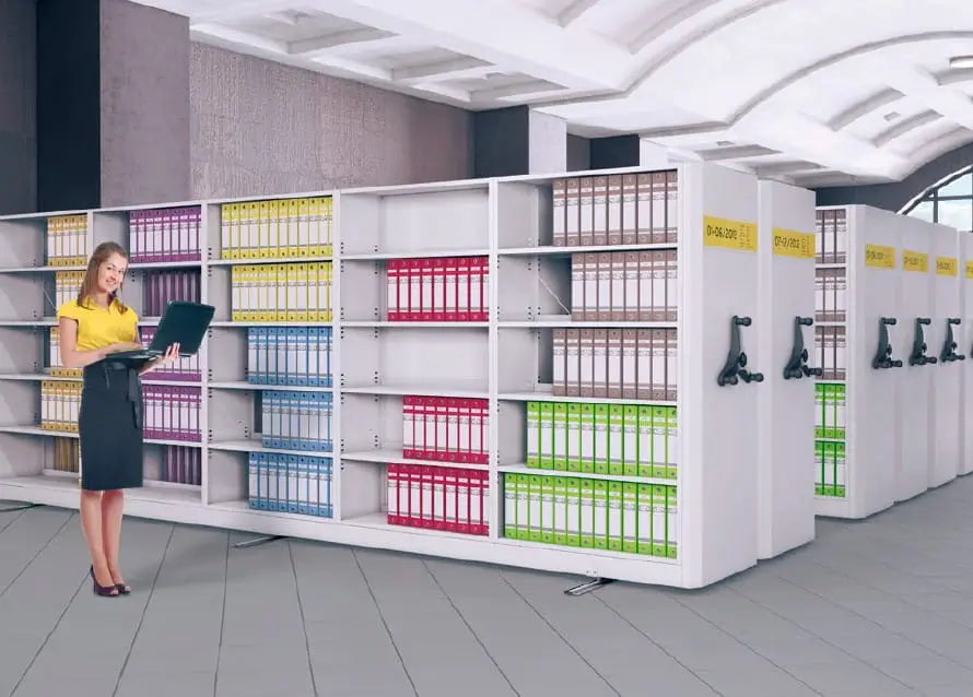 Regały biurowe z segregatorami dokumentów prawnych i aktami procesowymi w archiwum kancelarii prawnej