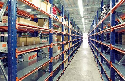 Regały półkowe o ciężkiej konstrukcji przeznaczone do składowania ładunków do 500 kg na półkę w magazynie