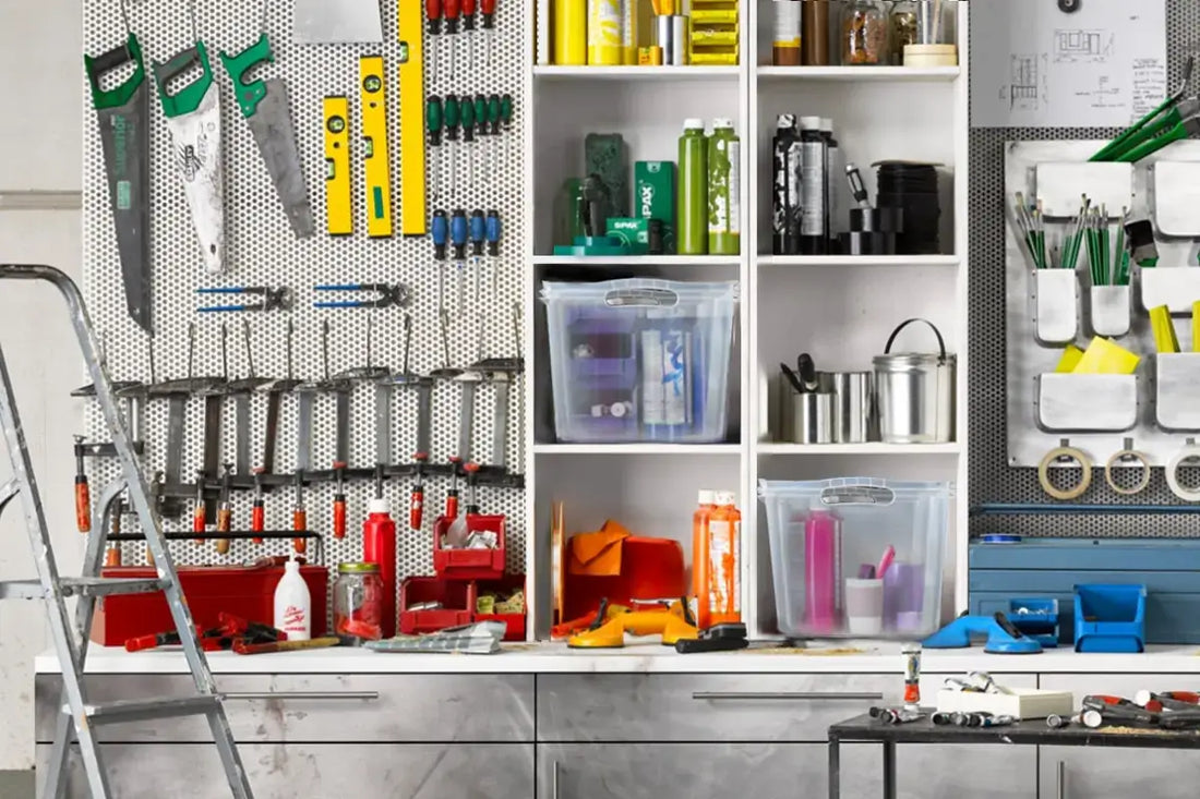 Regały z małymi pojemnikami i szufladkami do drobnych elementów DIY, śrubek i materiałów hobbystycznych w sklepie rękodzielniczym