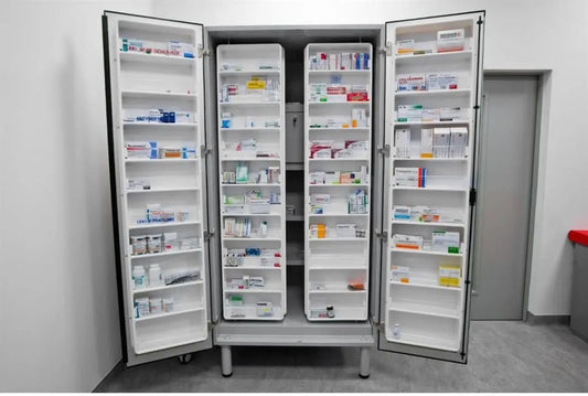 Regały na dokumentację medyczną w gabinecie lekarskim z segregatorami i kartotekami pacjentów uporządkowanymi na półkach