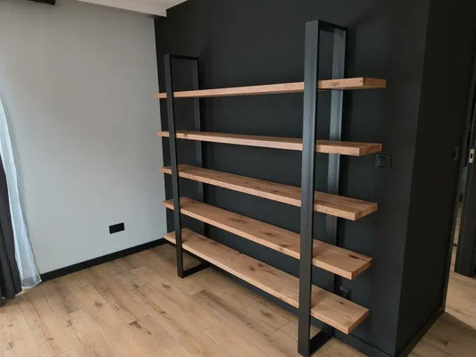 Regały w pracowni graficznej z papierami, farbami, pędzlami i materiałami do projektowania graficznego uporządkowanymi na półkach