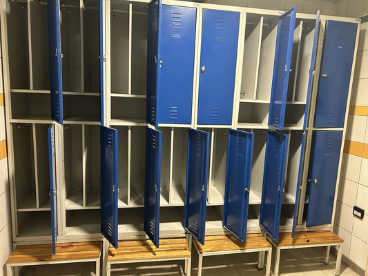 Szafki socjalne z wbudowanymi grzejnikami umożliwiające skuteczne suszenie odzieży roboczej pracowników