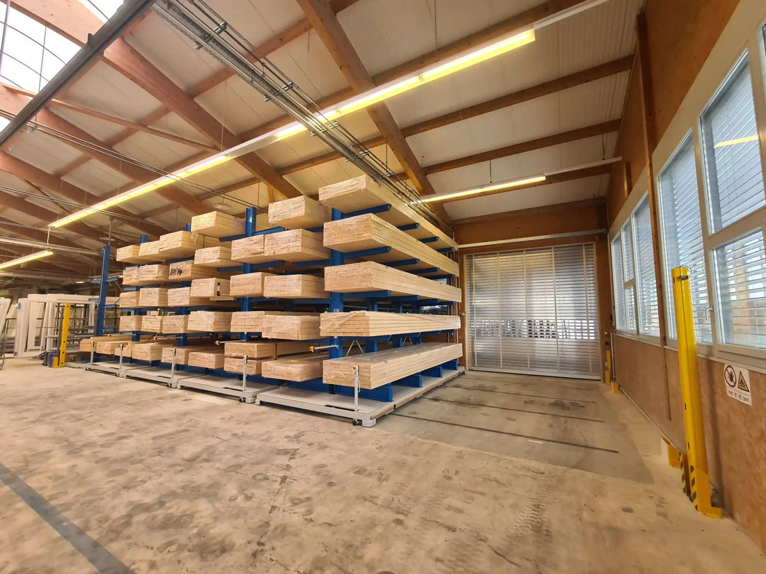 Regały wspornikowe w zakładzie produkcji mebli z drewnianymi elementami i płytami meblowymi ułożonymi na półkach