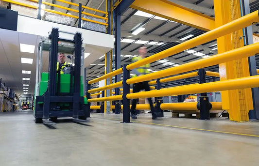 Różne typy barierek ochronnych w magazynie - stalowe, aluminiowe i kompozytowe zabezpieczenia