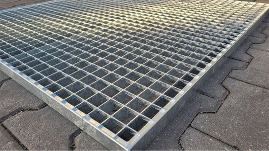 Krata pomostowa w magazynie – nośność, bezpieczeństwo i zastosowania