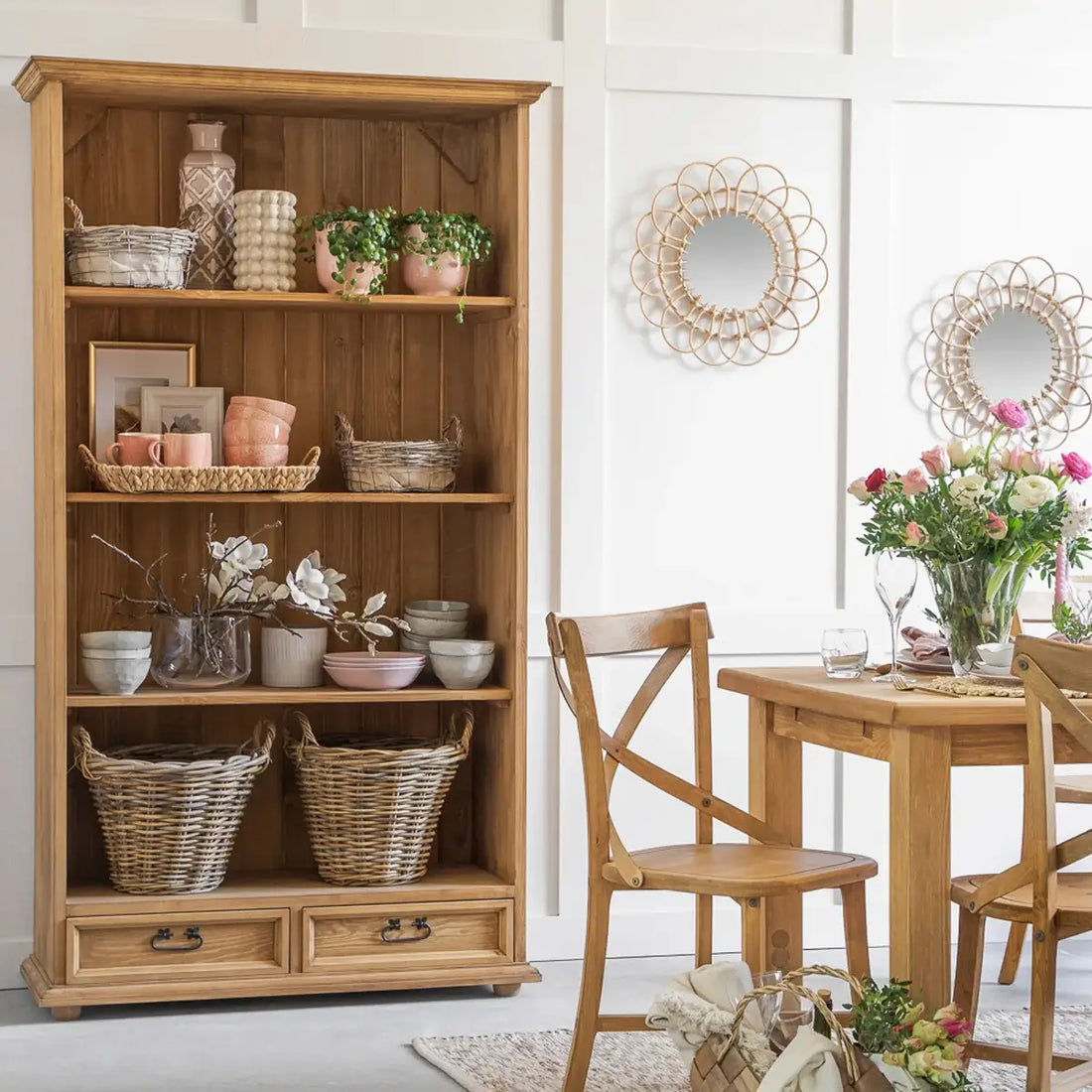 Regały z ręcznie robionymi produktami artystycznymi, ceramiką i wyrobami rękodzielniczymi w magazynie sklepu z artykułami handmade