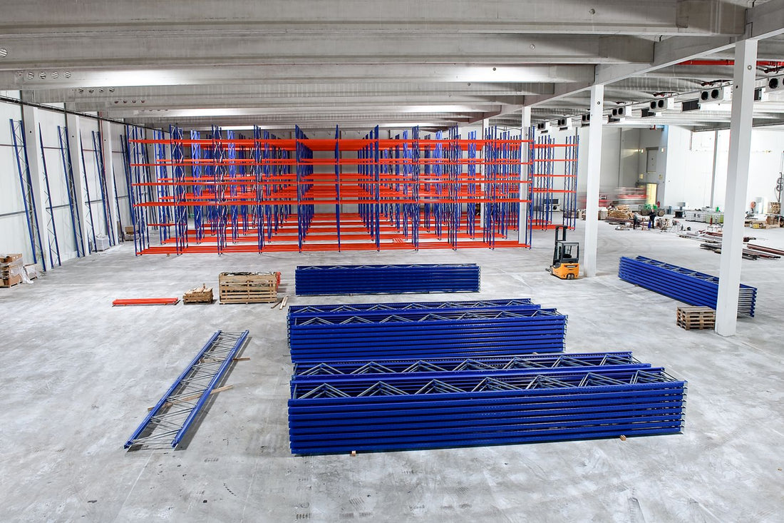 Montaż regałów w dużych centrach logistycznych – planowanie prac