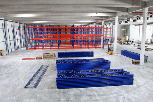 Montaż regałów w dużych centrach logistycznych – planowanie prac