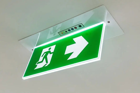 Antresola wyposażona w oświetlenie awaryjne i znaki ewakuacyjne LED zabezpieczające bezpieczne opuszczenie magazynu w sytuacji kryzysowej