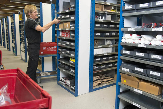 Strefa picking z regałami ustawionymi dla szybkiej kompletacji zamówień e-commerce - efektywne strefowanie