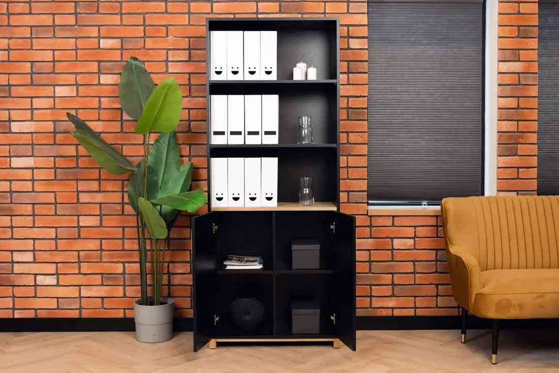 Regały biurowe z normami technicznymi, standardami ISO i dokumentacją techniczną w segregatorach w biurze inżynierskim