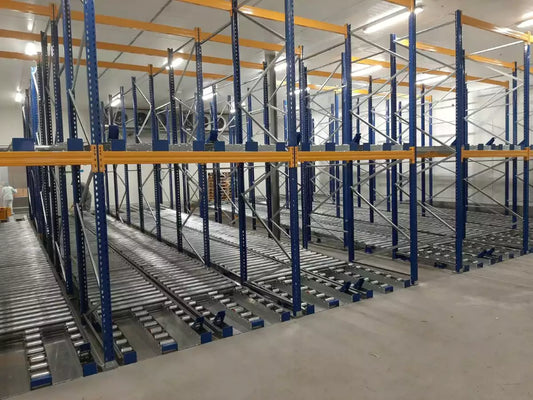 Regały paletowe grawitacyjne z systemem live storage gdzie palety spływają po pochyłych rolkach w kierunku strefy kompletacji