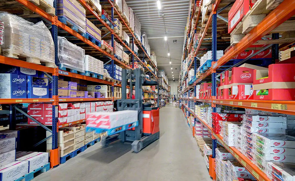 Regały paletowe ze stali nierdzewnej w magazynie spożywczym z paletami żywności zgodnie z wymogami HACCP i standardami higieny