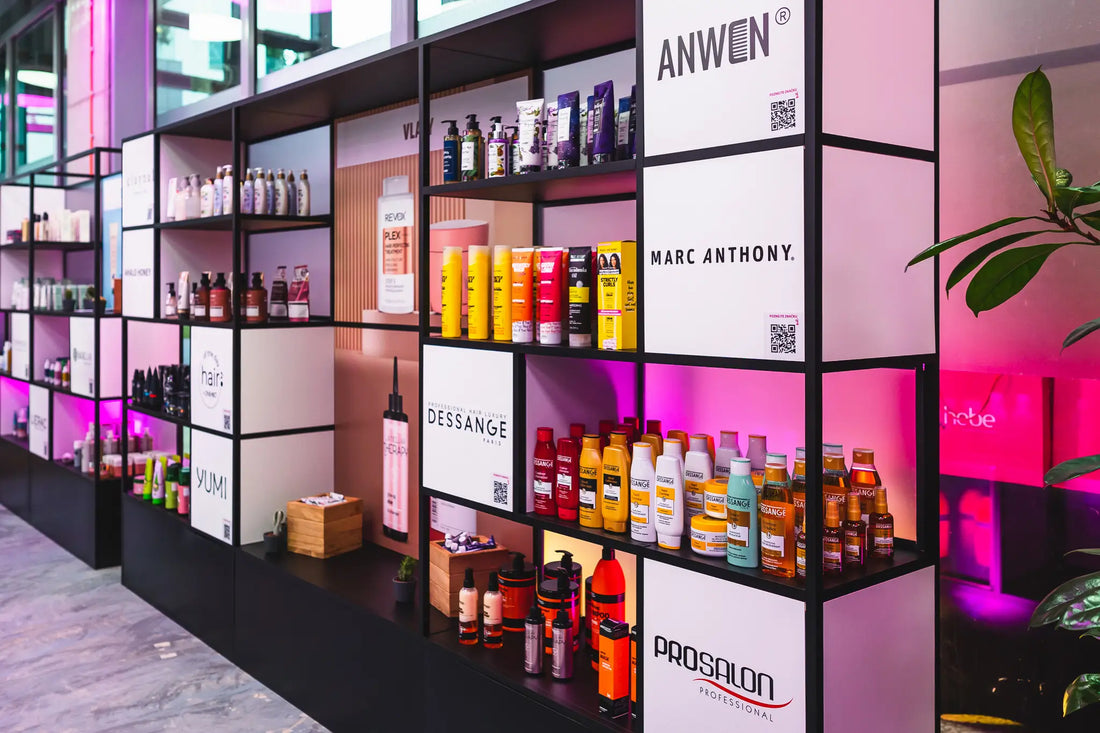 Regały magazynowe z kosmetykami i suplementami diety uporządkowanymi na półkach w centrum fulfillment e-commerce beauty i wellness