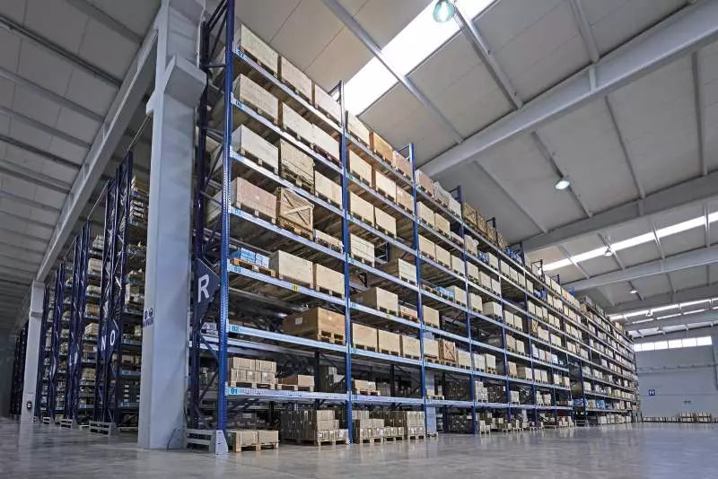 Regały wspornikowe z systemem prowadnic ułatwiające załadunek i rozładunek długich materiałów