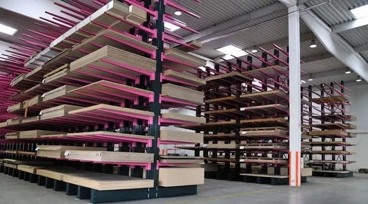 Regały wspornikowe z powłoką antykorozyjną w wilgotnym magazynie z materiałami długimi odpornie na warunki atmosferyczne