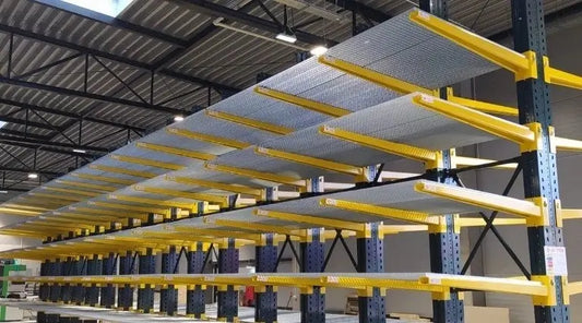 Regały wspornikowe z systemem haków i zawieszek do delikatnych materiałów i tkanin w magazynie tekstylnym