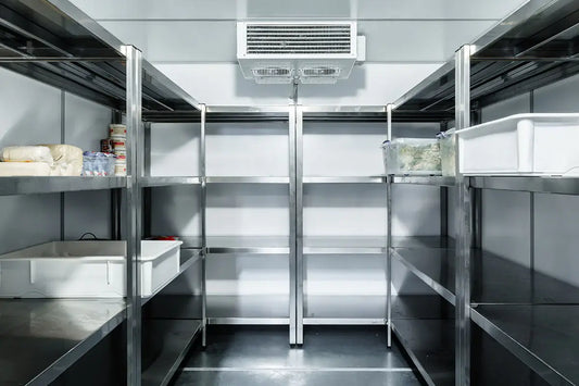 Regały półkowe ze stali kwasoodpornej w przemyśle chemicznym - odporność na agresywne substancje