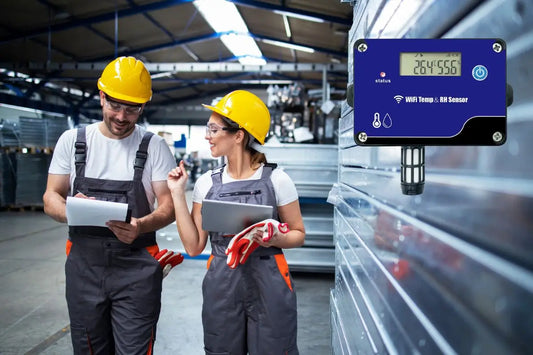 System czujników temperatury i panele monitoringu w magazynie z alarmami i kontrolą klimatu dla produktów wrażliwych termicznie