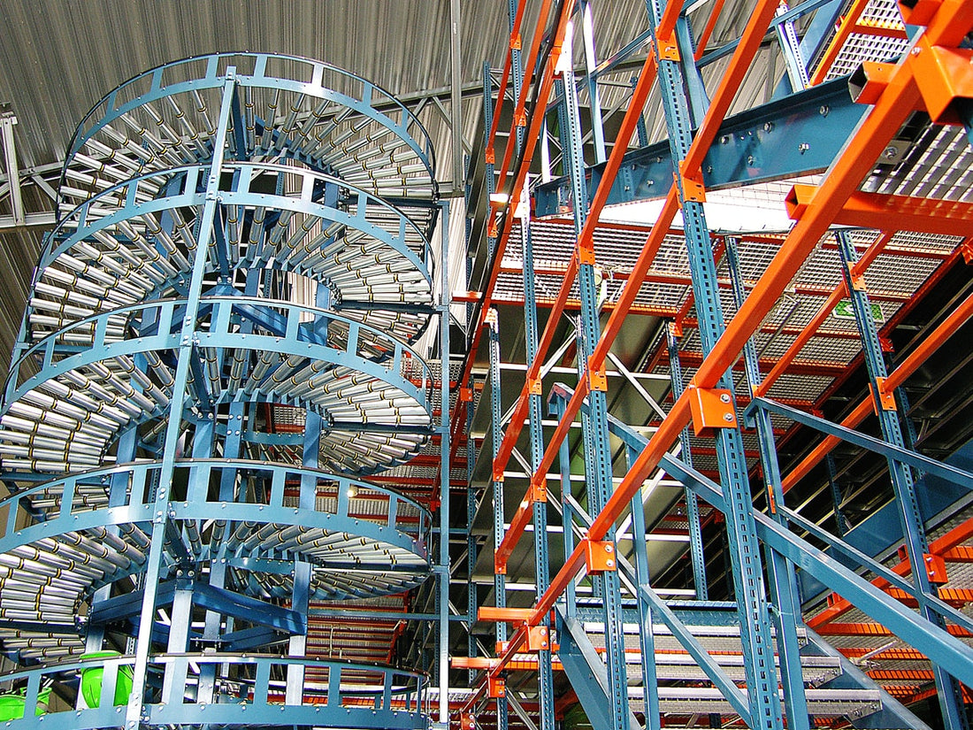 Antresole magazynowe w branży tekstylnej – jak wykorzystać lekkie towary do maksymalizacji przestrzeni